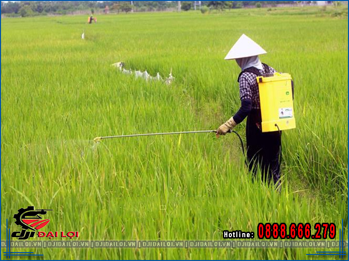 Mua máy phun thuốc trừ sâu chạy pin có nên không?