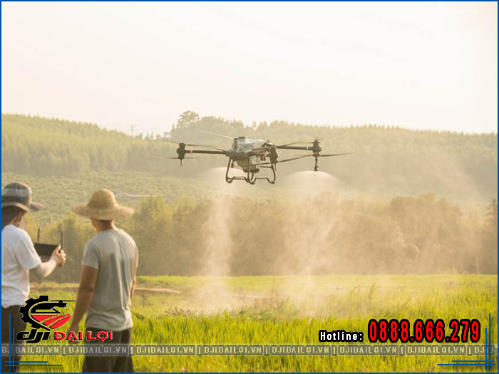 Giá máy phun thuốc trừ sâu điều khiển từ xa bao nhiêu?
