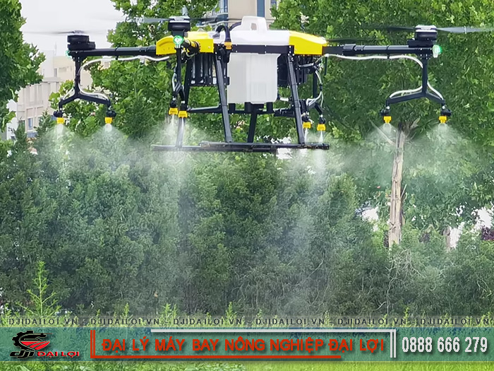 Nông hộ dùng drone phun thuốc điều khiển từ xa vì điều gì?