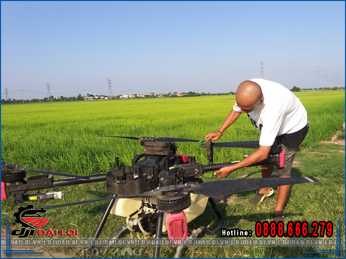 Phun thuốc trừ sâu bằng máy bay không người lái lưu ý gì?