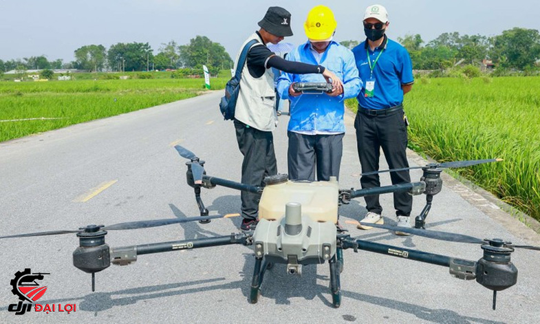 Tập huấn kỹ thuật điều khiển máy bay xịt thuốc sâu Dji Agras