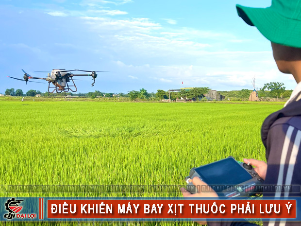 Người điều khiển máy bay xịt thuốc lúa phải lưu ý gì